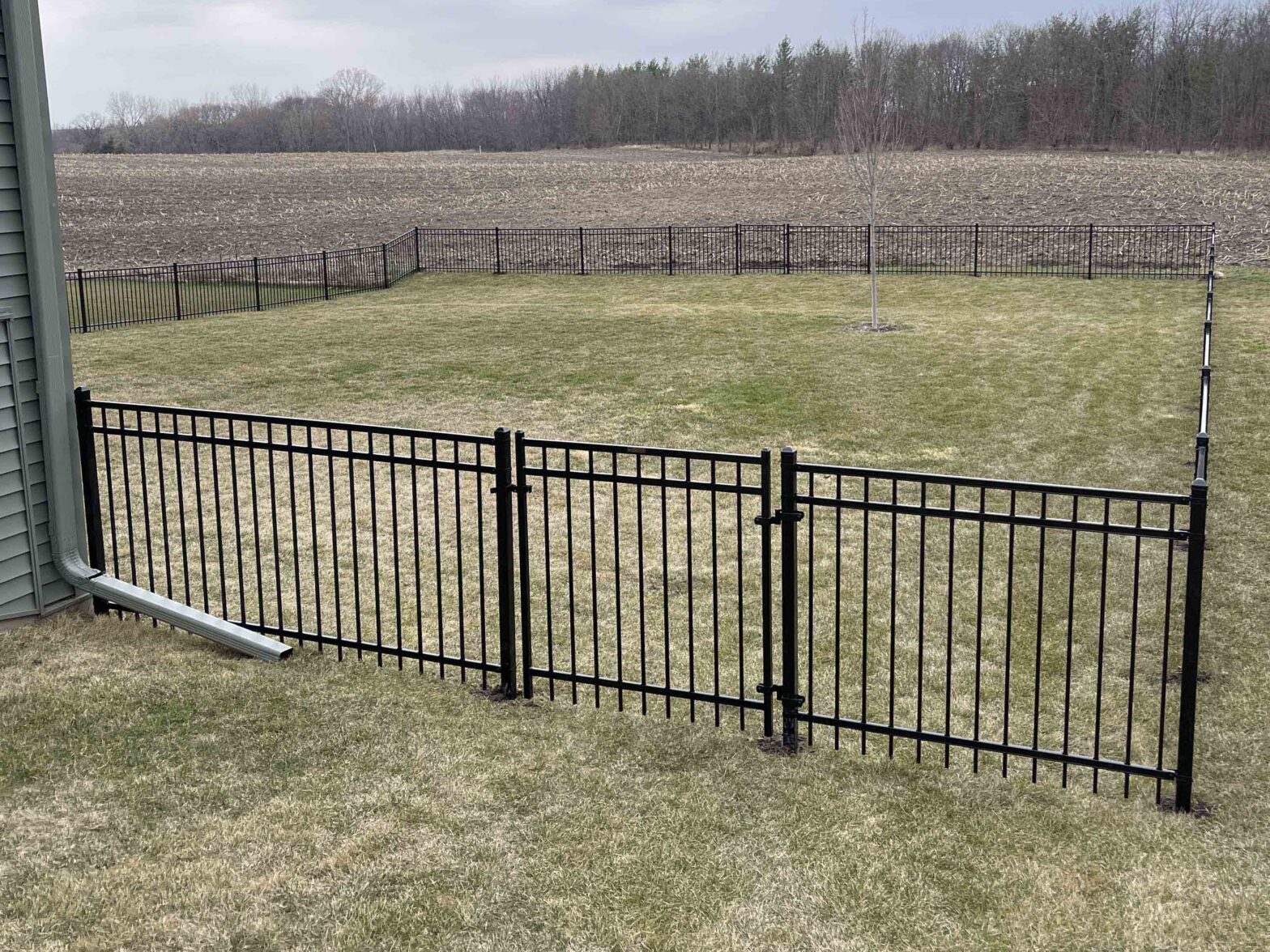 Photo of a West Metro, MN aluminum fence installed with no-dig method