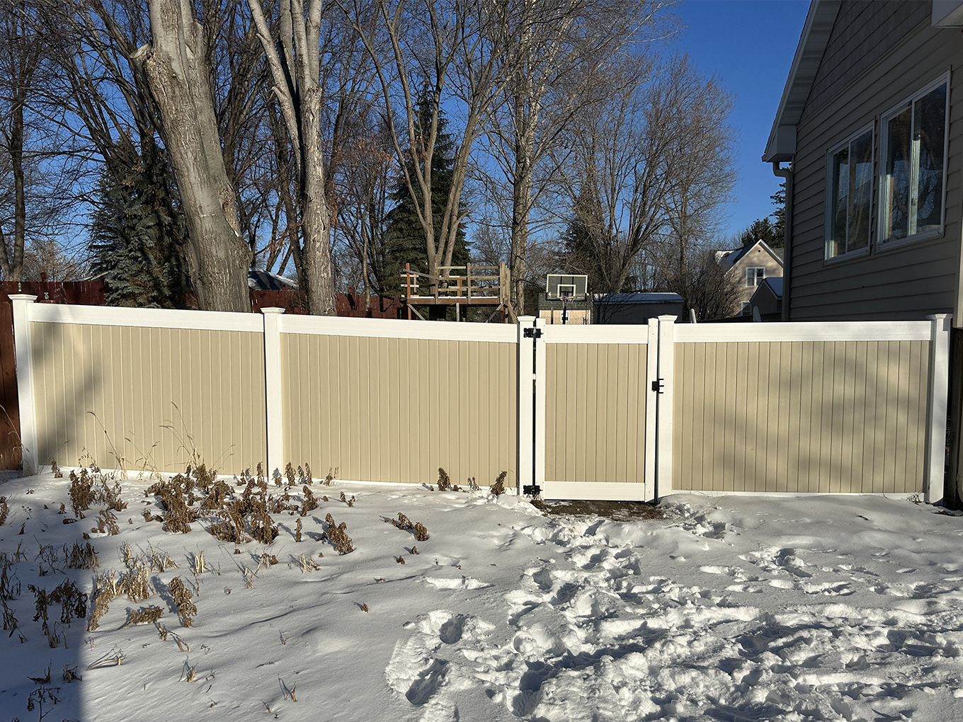 Photo of a vinyl fence from a Minnesota fence company
